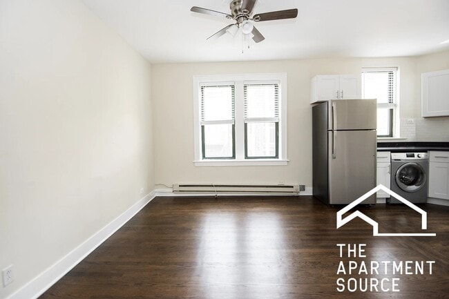 Building Photo - 3845 N Greenview Ave