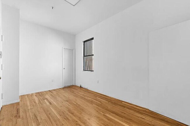Foto del edificio - 243 W 63rd St