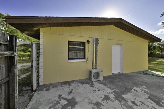 Building Photo - 222 Crescent Lake Dr