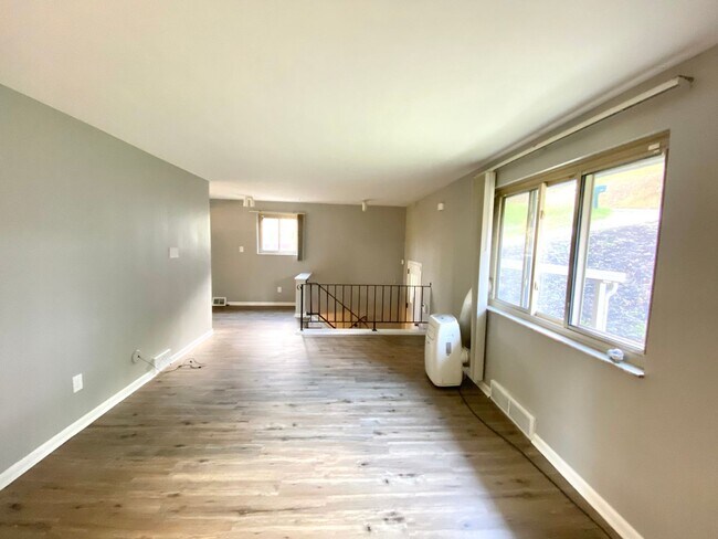 Foto del edificio - Split Level 3 Bed/1.5 Bath Home - Quiet St...