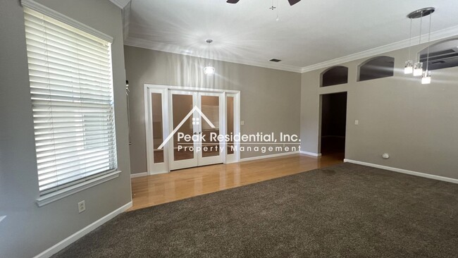 Building Photo - Spacious Roseville 3bd/2ba Home with 3-Car...