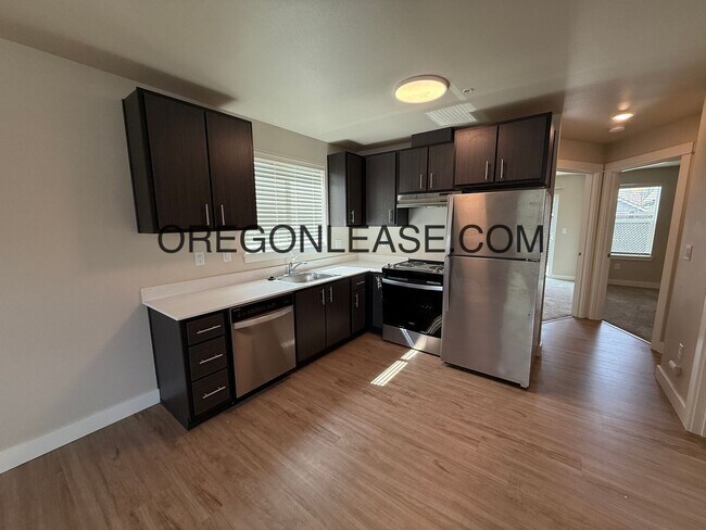 Building Photo - Newer 2-Bedroom Apartment located off Jasp...