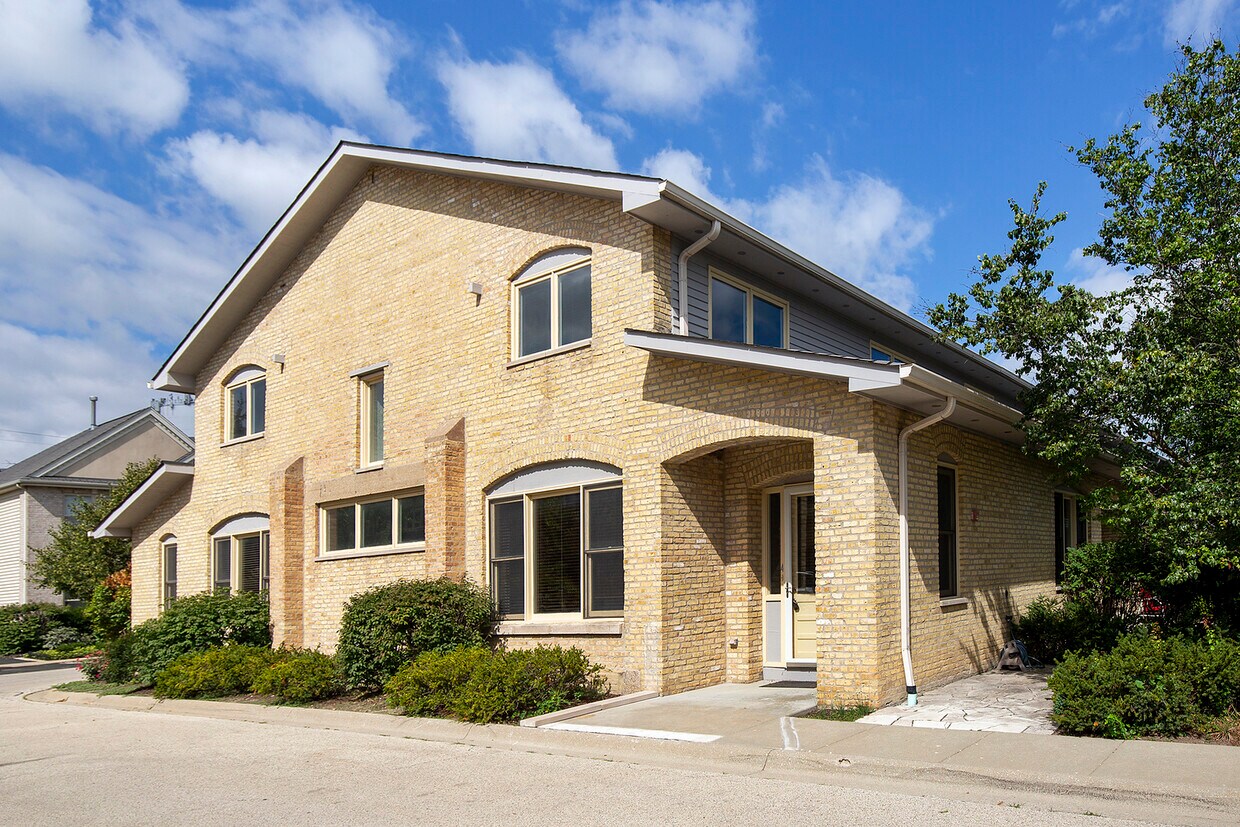 Primary Photo - 4 Rienzi Ln