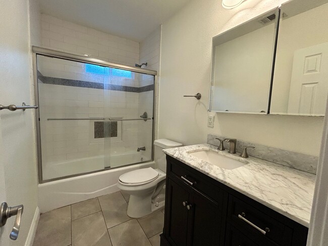 Foto del edificio - 3 Bed 2 Bath House in Altadena, 1 Car Gara...