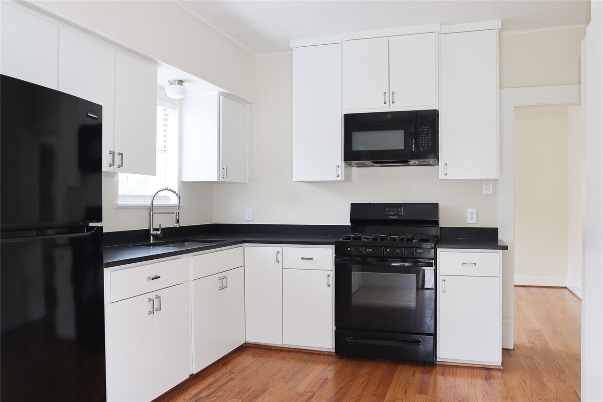 Foto del edificio - 220 W 16th St