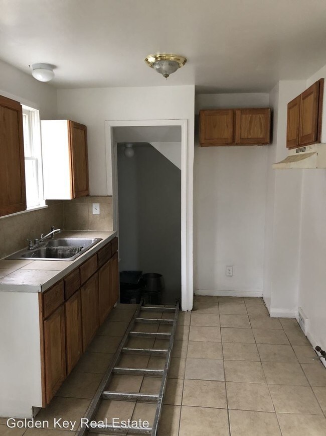 Building Photo - 3 br, 1 bath House - 2151 Deacon St