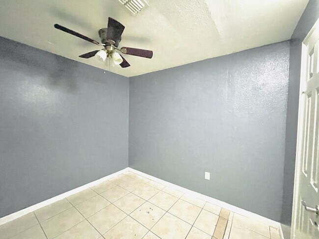 Building Photo - 3105 N Hoehn Rd