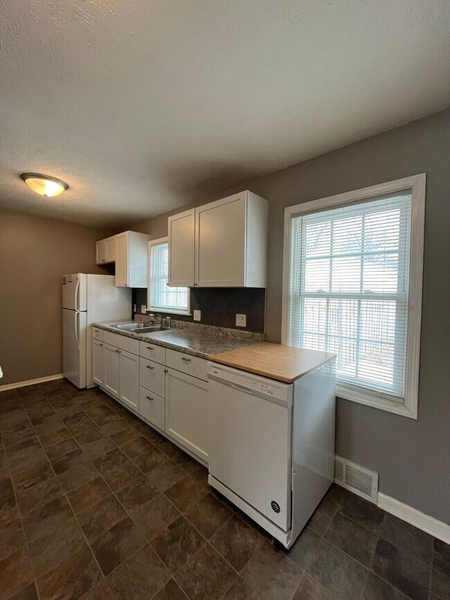 Building Photo - Charming 2-bedroom, 1.5-bathroom home