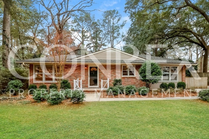 Primary Photo - Adorable Brick Ranch near Downtown Summerv...