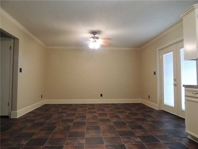 Building Photo - Large Townhouse One Block off Youree Drive and Southfield Road