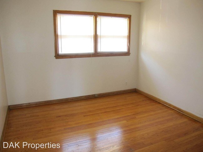 Building Photo - 1209 E Singer Cir