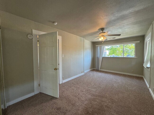 Building Photo - 2 Bed 1 Bath Bungalow Old-town Roseville