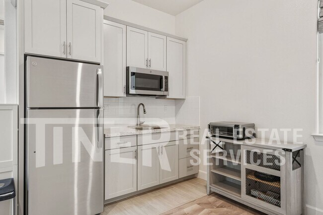 Foto del edificio - 4901 Peace Lily Ln