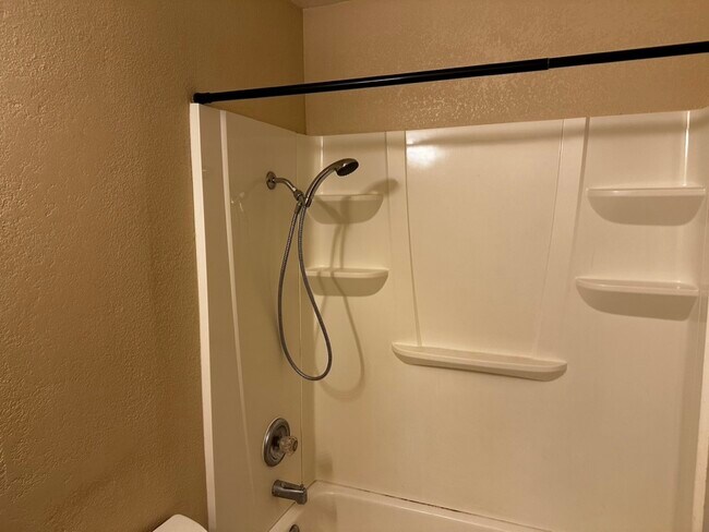 Foto del edificio - 6031 Northcrest Cir