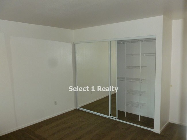 Building Photo - 1189 Lakeview Cir