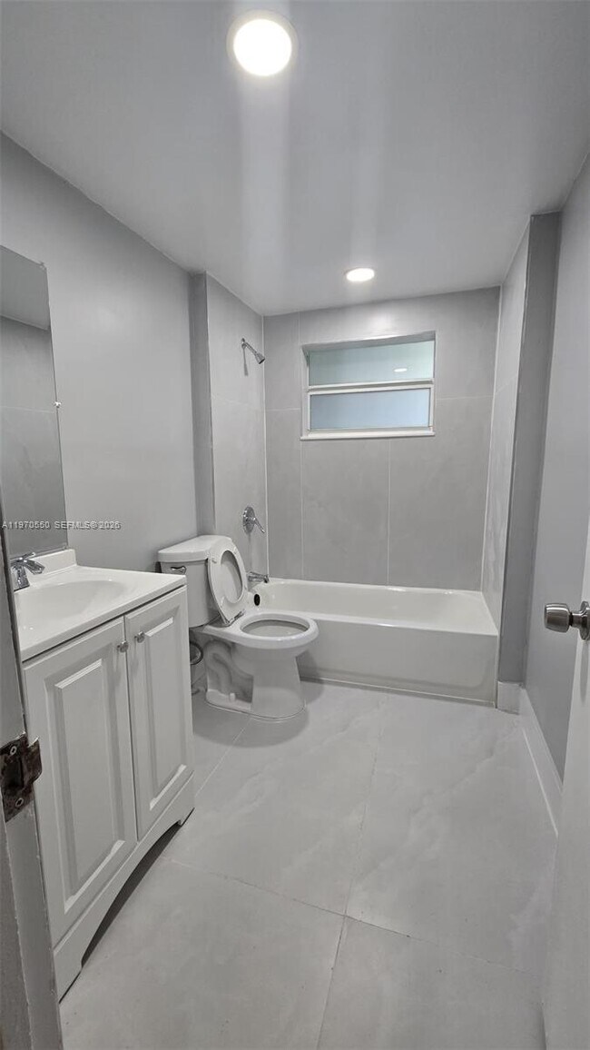 Foto del edificio - 9200 E Bay Harbor Dr