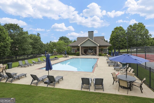 Foto del edificio - 423 Royal Cres Ln E