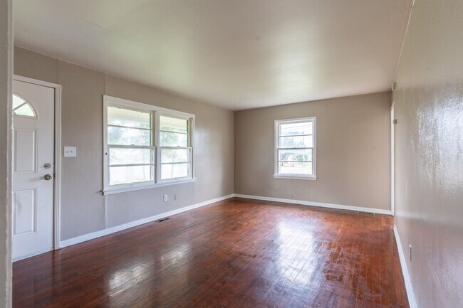 Building Photo - 4 Bed 1 Bath Home Available!
