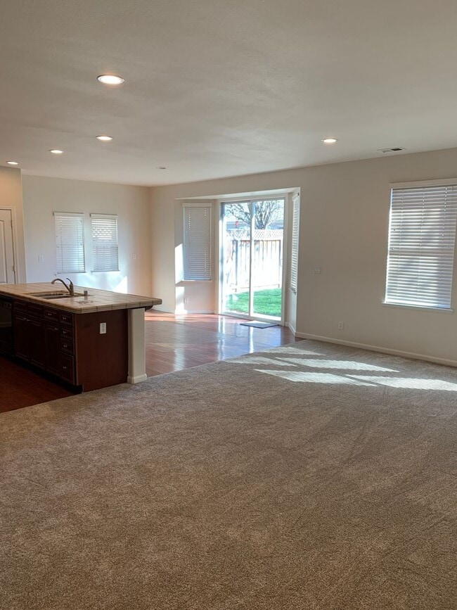 Building Photo - Coming up FOR SALE! Like New Super clean 3/2 West Fresno single story in Central Unified