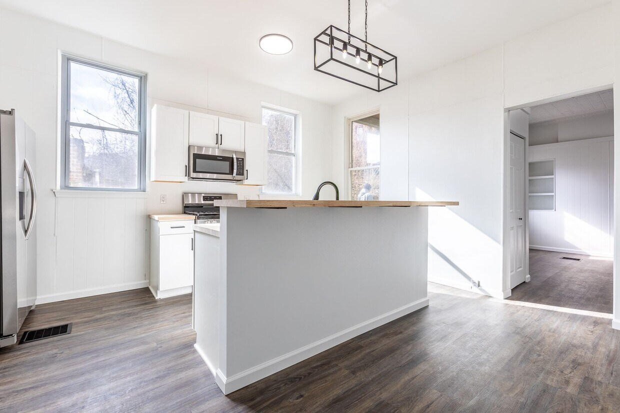Foto principal - AVAILABLE May - Spacious Home You DO NOT w...