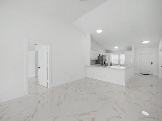 Building Photo - 8464 Lake Worth Rd