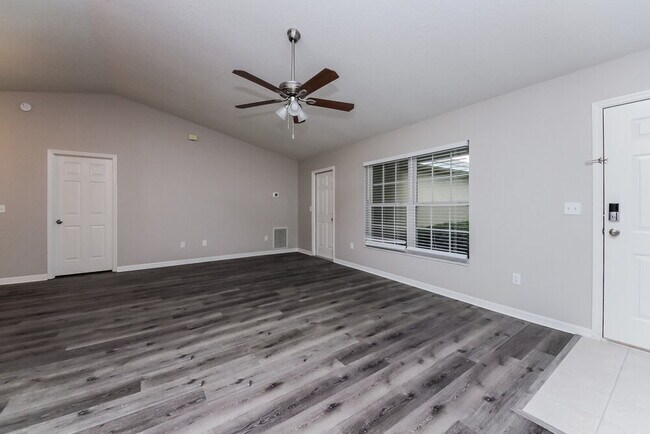 Building Photo - 35123 Queens Way