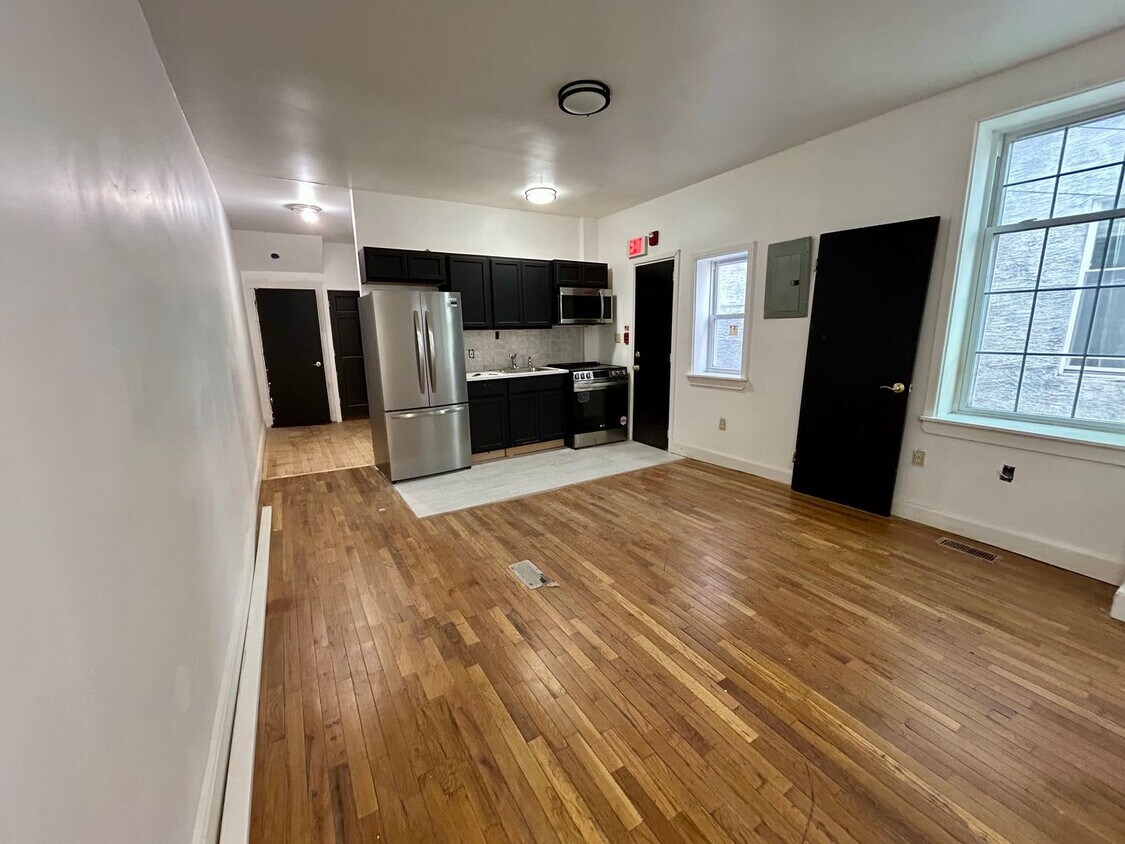Foto principal - 2823 W Girard Ave