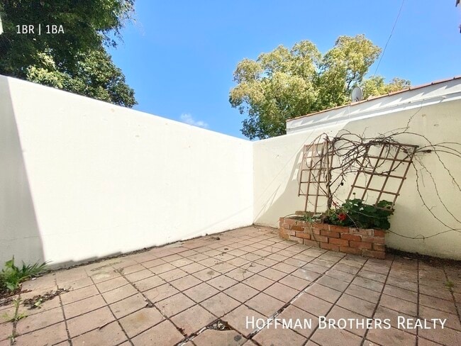 Building Photo - 417 S Coronado St