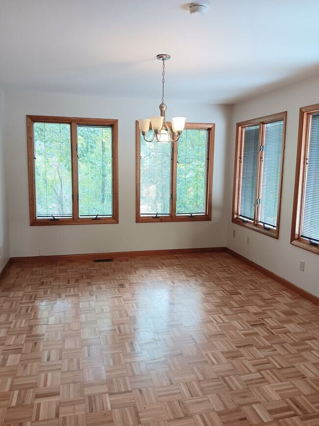 Foto del edificio - 3 Bedroom single family home in South Hills