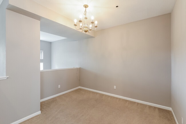 Building Photo - 572 Blackwood Ter