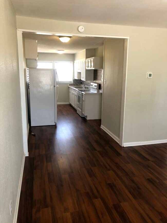 Building Photo - 611 McEwen St