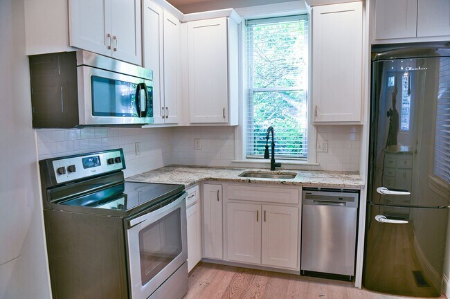 Building Photo - Amazing Open Concept 2 Bedroom on Muench