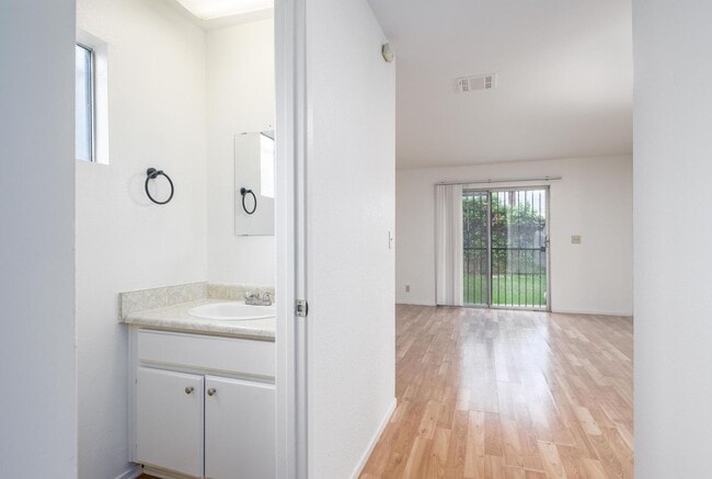 Building Photo - Charming Artesia Gem!