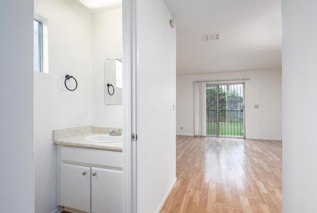 Foto del edificio - Charming Artesia Gem!