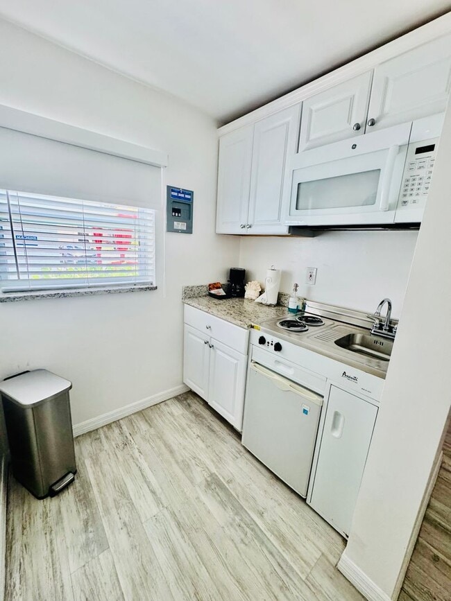 Building Photo - 6801 Sunset Way