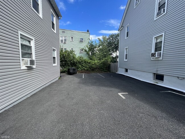 Building Photo - 2 br, 1 bath 4plex - 143 Valley Rd Apt 2R