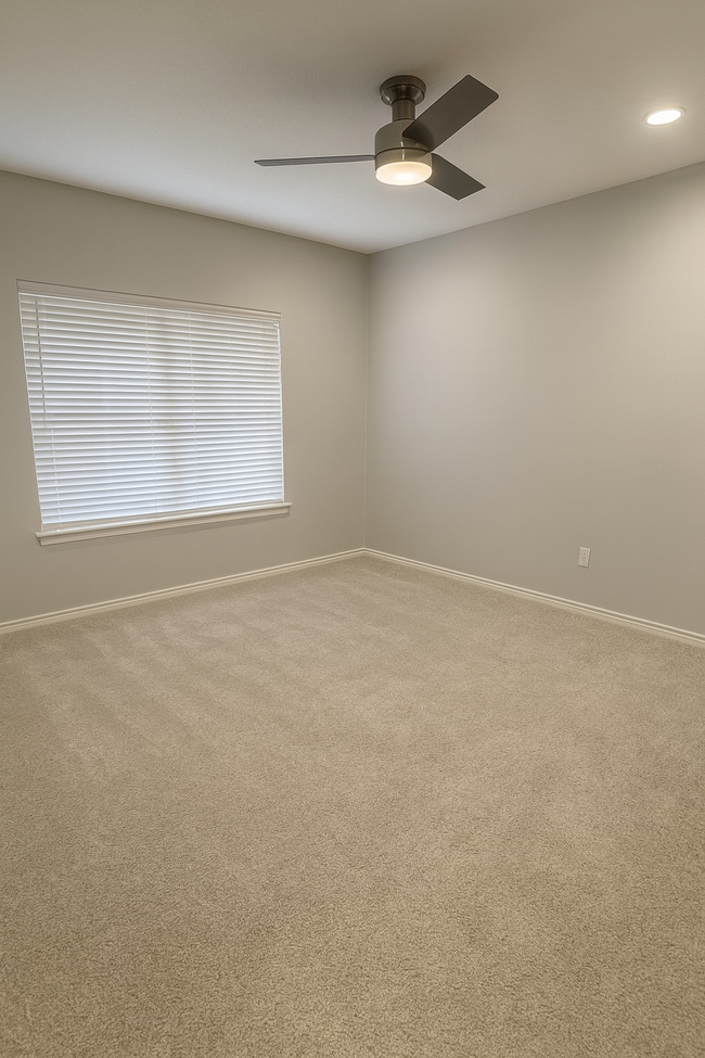 Building Photo - 3102 Kings Rd