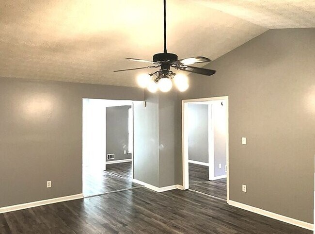 Foto del edificio - New Faux Wood Flooring and Fresh Paint
