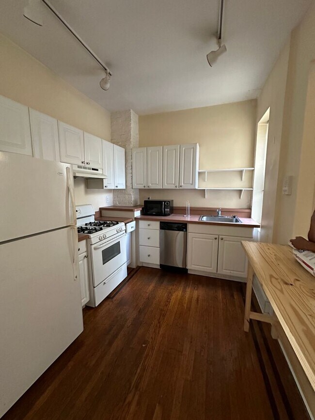 Foto del edificio - Spacious 1 Bedroom Apartment in Queen Village - Perfect Blend of Comfort and Location