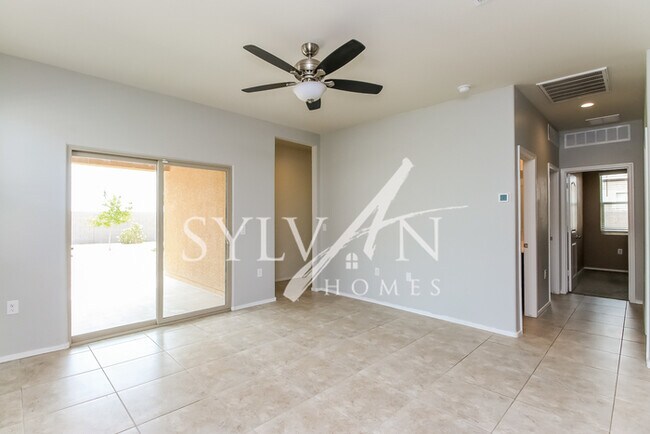 Foto del edificio - Charming 3BR 2BA features freshly painted ...