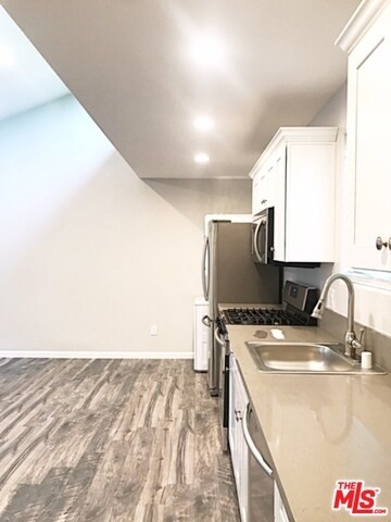 Building Photo - 394 E Altadena Dr