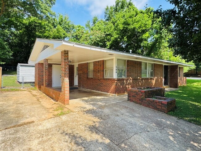 Building Photo - This Adorable 3 Bedroom is READY FOR MOVE IN!