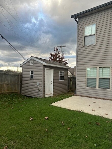 Building Photo - 112 NE Bellingham Dr