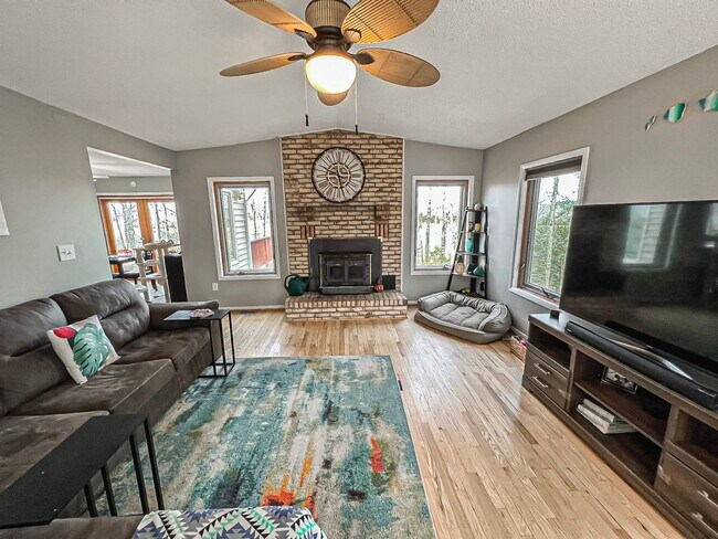 Foto del edificio - Outstanding 3 Bed 3 Bath Riverfront Home w...