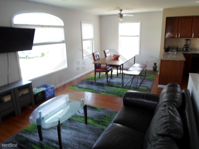 Foto del edificio - 4 br, 2.5 bath House - 3057 Moss St