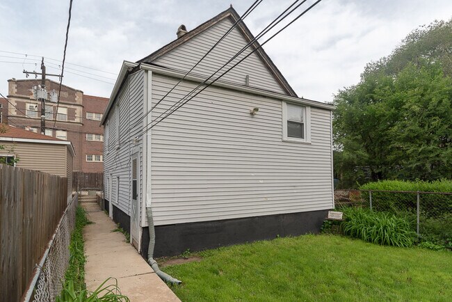 Building Photo - 1722 N Kimball Ave