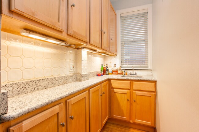 Building Photo - 1538 W Wrightwood Ave
