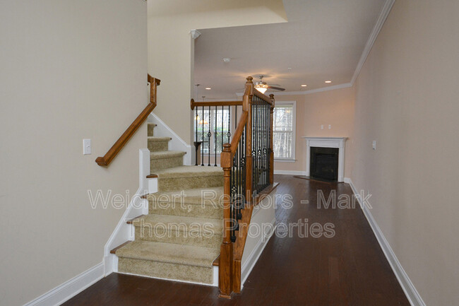 Foto del edificio - 306 Rose Walk Ln