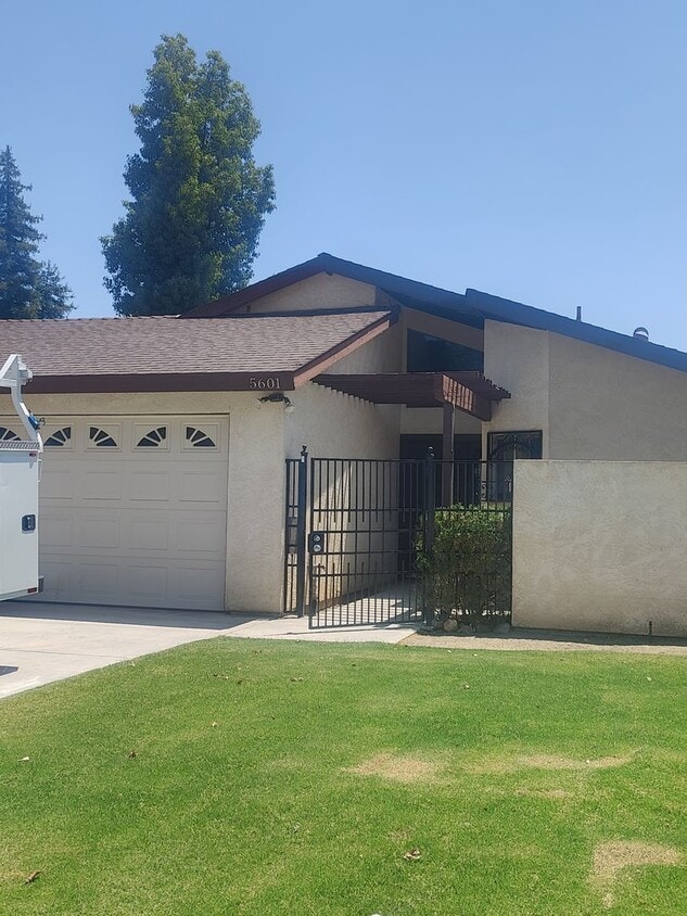 Primary Photo - 3 bedroom 2 Bathroom