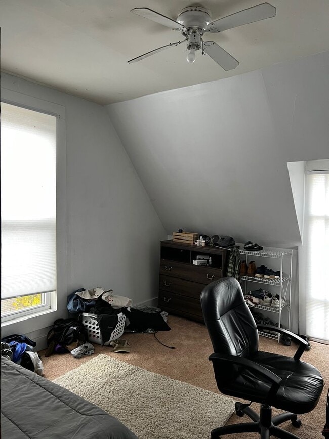 Building Photo - Large Home in Elm Heights - Available July...
